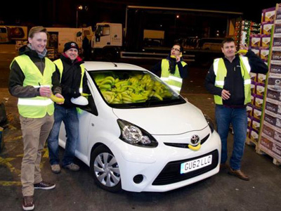 To Toyota Aygo γεμάτο… μπανάνες!